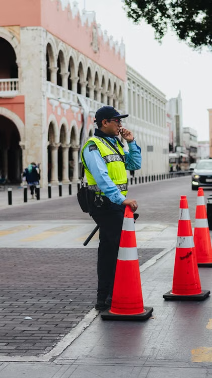 Agente de trânsito em fiscalização na via urbana — blitz e apreensão de veículos elétricos irregulares